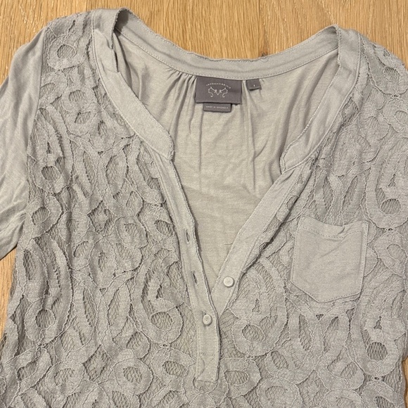 Anthropologie Gray Lacy Three Quarter Sleeve V-Neck Women's Top size s - Picture 3 of 9